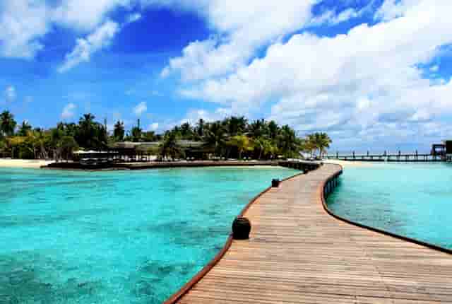 时尚穿搭技巧牛仔裤高跟鞋(女生牛仔裤穿搭时尚)